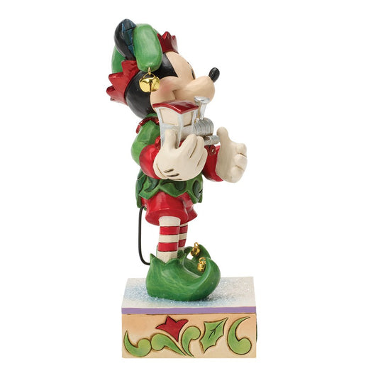 Breng een vrolijke kerststemming in huis met Mickey Mouse als kerstelf in dit Disney Traditions Elf on Track beeldje. Inclusief speels treinwagonnetje en charmante details.