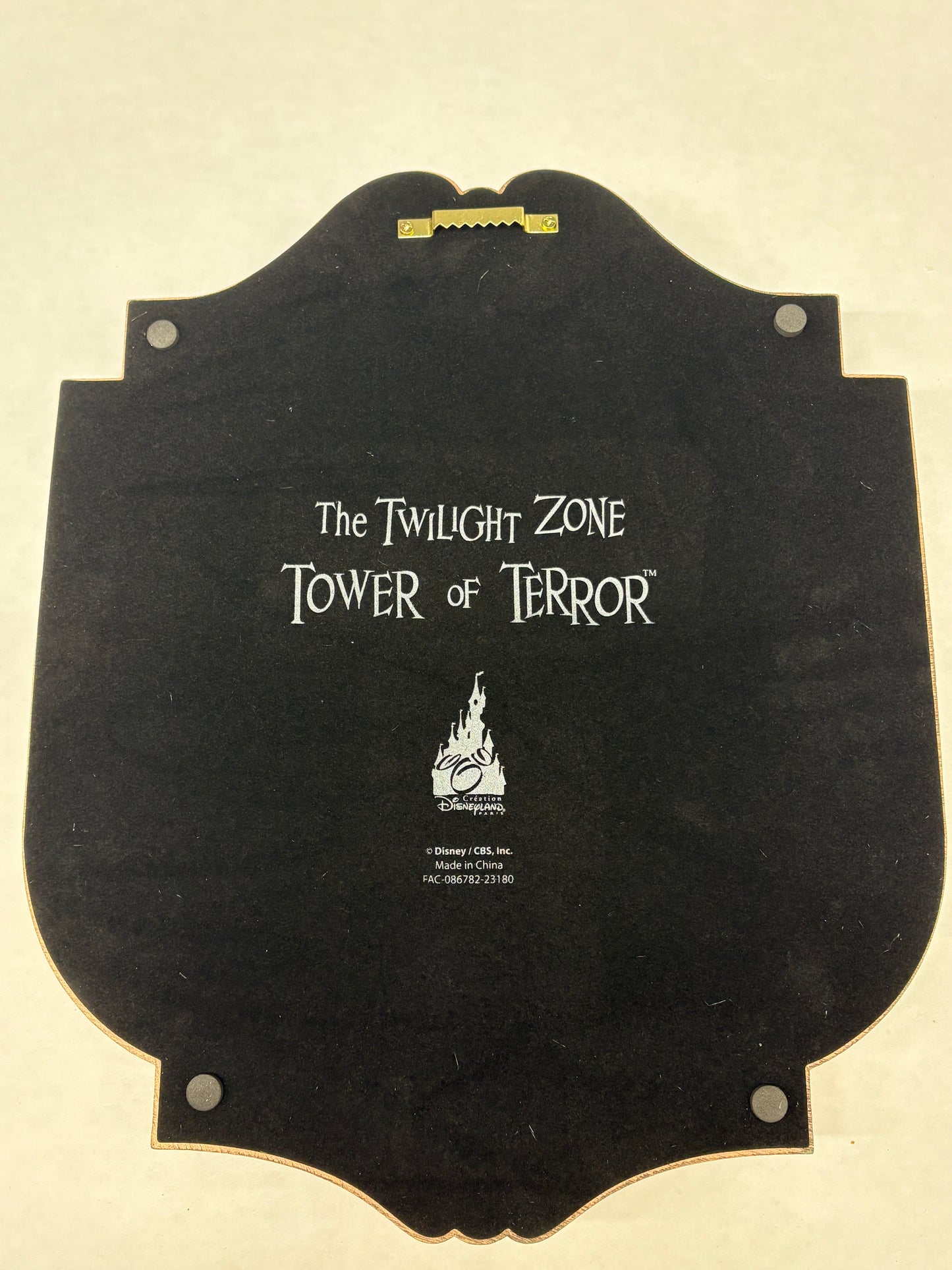 "Mysterieus Disney-souvenir: wandbord van het Hollywood Tower Hotel met verweerd design en klassieke look."