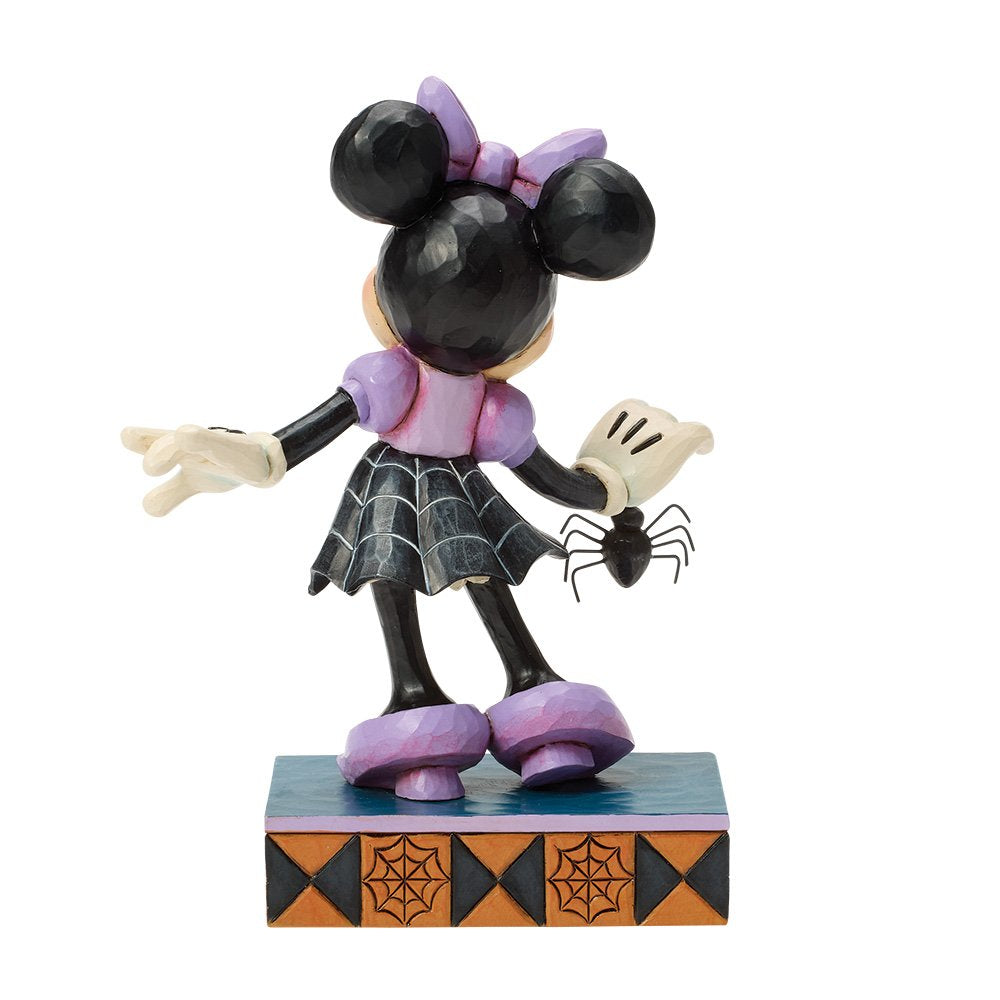 Dit opvallende Disney Traditions Halloween Minnie Mouse beeldje in de Webtastic-uitvoering is een echte must-have voor Disney- en Halloween-liefhebbers. De spinnenjurk en subtiele webdetails geven Minnie een ondeugende, maar stijlvolle uitstraling.
Dankzij het vakmanschap van Jim Shore staat dit beeldje garant voor kwaliteit, detail en tijdloze Disney-magie. Ideaal om cadeau te geven of om het hele jaar door te genieten van dit bijzondere verzamelstuk.