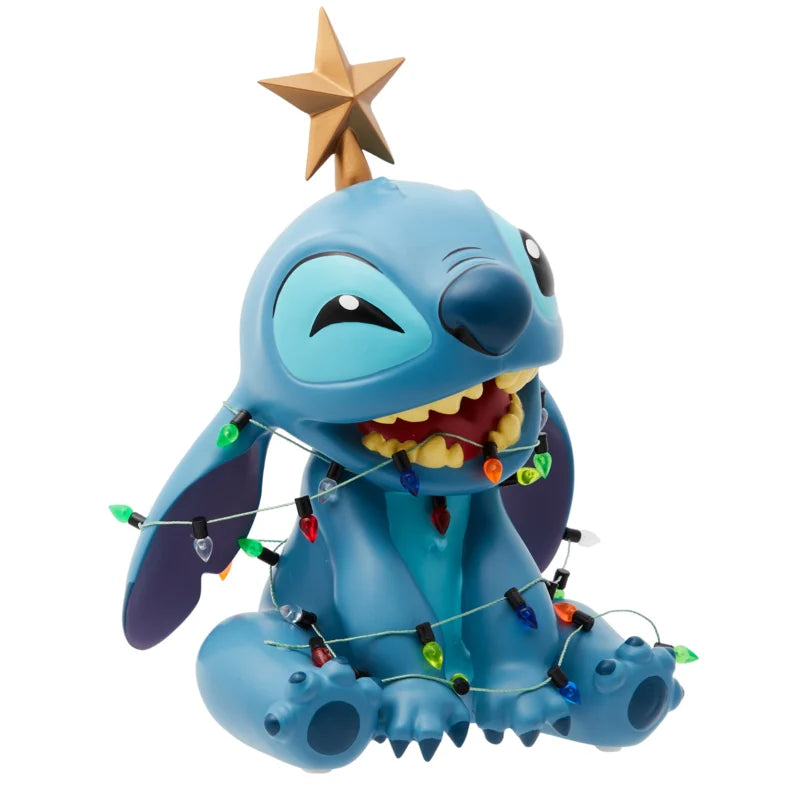 Voeg een speels Disney-accent toe aan je kerstdecoratie met dit Christmas Stitch figuur. Feestelijk verpakt in kerstlichtjes, prachtig afgewerkt en ideaal als decoratie of cadeau tijdens de feestdagen.