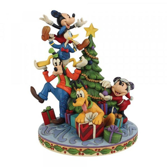 Mickey Mouse en Pluto versieren samen de kerstboom in een feestelijke Disney Traditions-figuur, ontworpen door Jim Shore met kleurrijke details en kerstdecoraties.