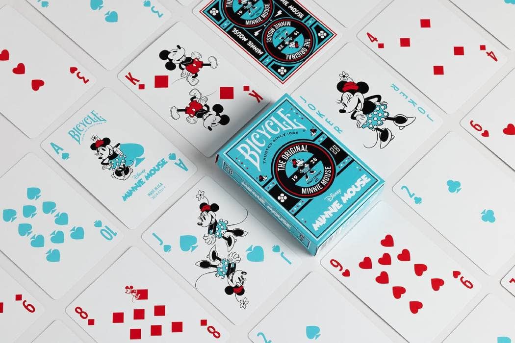Verpakking van de Disney Minnie Mouse speelkaarten met glanzende spotvernisafwerking in lichtblauw.