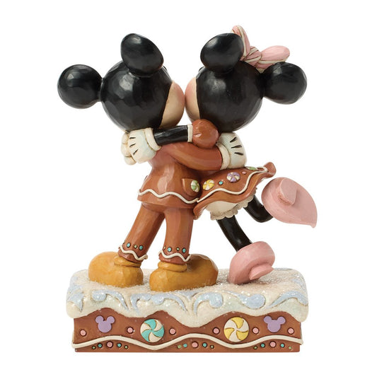 Dit stijlvolle Disney Traditions beeldje van Mickey en Minnie Mouse in de Gingerbread Sugarcoated Sweethearts-uitvoering is een prachtige toevoeging aan elke Disney-collectie. De feestelijke gingerbread-look, gecombineerd met zachte suikerachtige details, geeft het beeldje een unieke en warme uitstraling.
Het ontwerp van Jim Shore staat garant voor kwaliteit, vakmanschap en oog voor detail. Perfect om cadeau te geven of om zelf van te genieten als tijdloze decoratie.