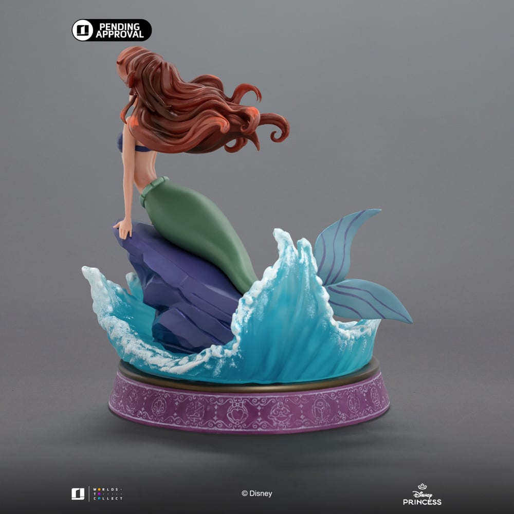 Zijaanzicht van Ariel Anime Princess Statue met golvende beweging in haar en staart.