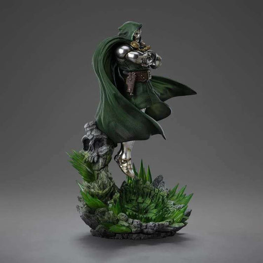 Close-up van de Doctor Doom collectible, met handgeschilderde details en expressieve gezichtsuitdrukking onder zijn kap.