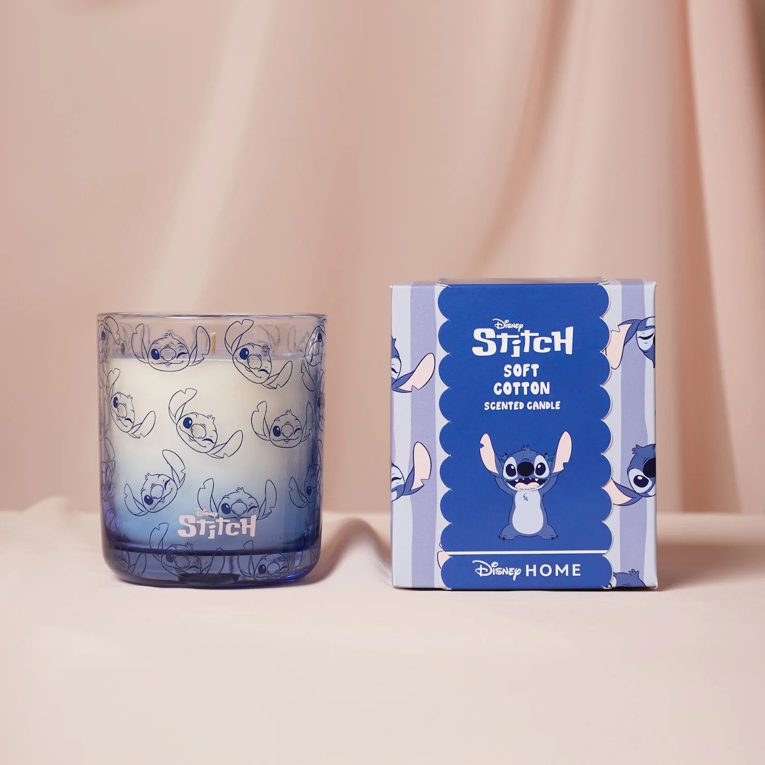 Disney Stitch geurkaars ‘Soft Cotton Parfum’ met een zachte, frisse katoengeur, verpakt in een schattig Stitch-design, perfect voor een ontspannen en uitnodigende sfeer in huis.