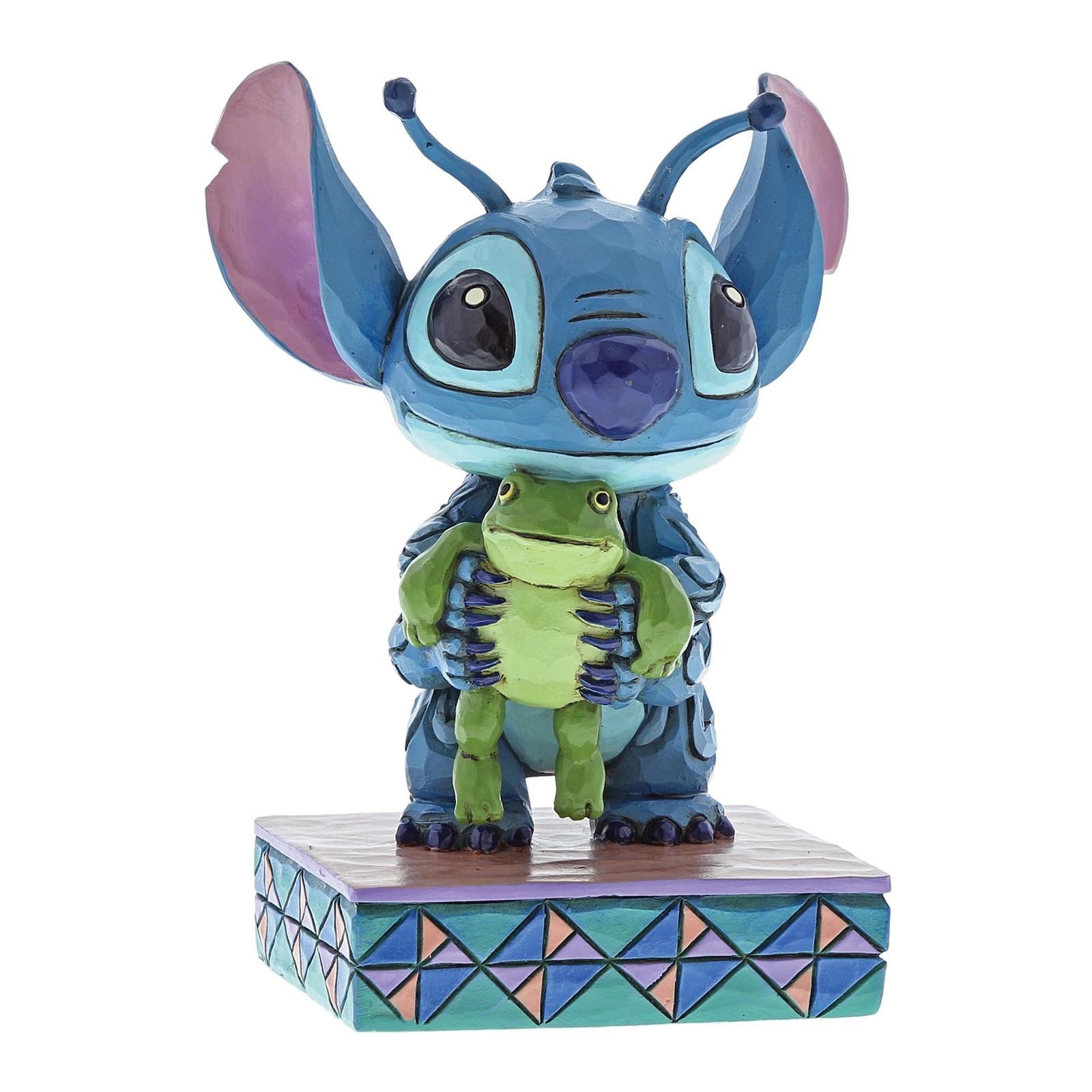 Beeldje van Stitch die liefdevol een kikker vasthoudt, handbeschilderd in levendige kleuren uit de Disney Traditions-collectie.