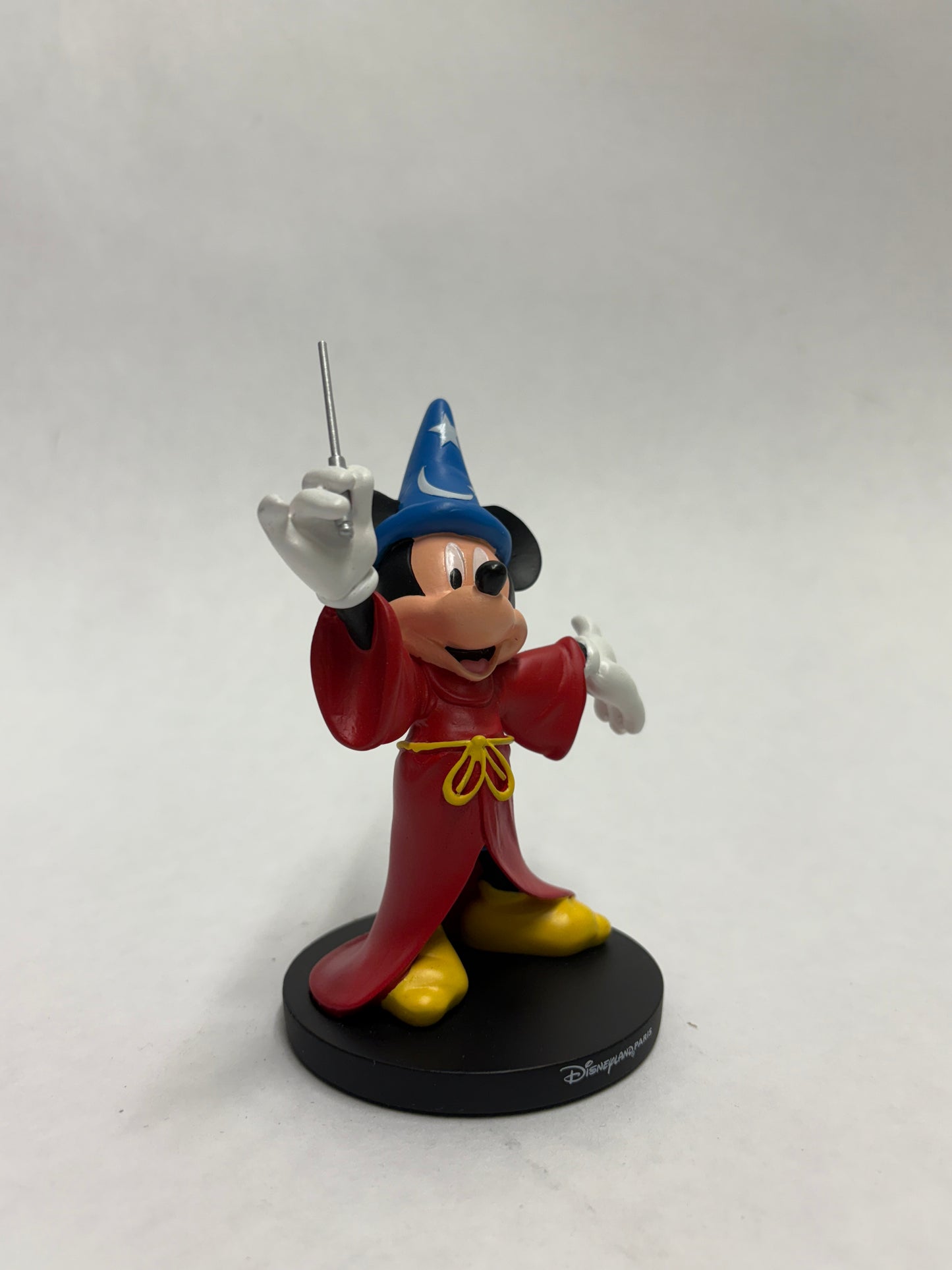 Gedetailleerd figurine van Mickey als Sorcerer’s Apprentice met puntmuts en toverstaf.