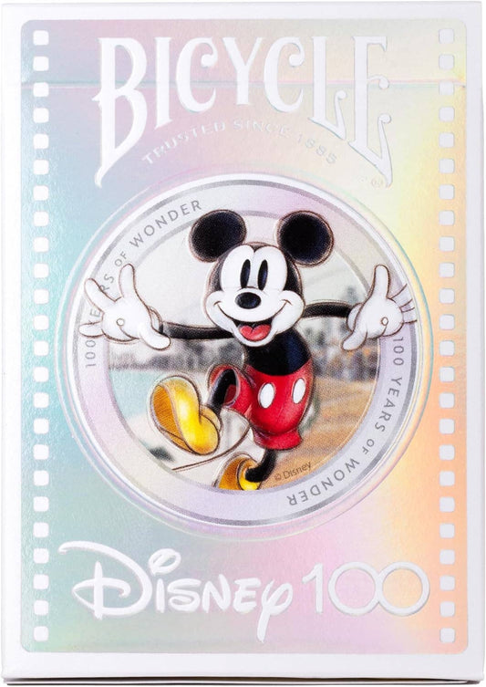 Set Disney100 speelkaarten verspreid, met kleurrijke afbeeldingen van 26 verschillende Disneyfiguren.