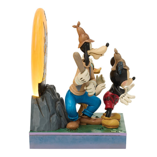 Mickey Mouse, Goofy en Donald Duck beleven samen een humorvol moment in dit Disney Traditions Look Out Ghosts ‘Lonesome Ghost’ beeldje. De rijke details en karaktervolle uitstraling maken dit figuur een magische toevoeging aan elke Disney-collectie of vitrinekast.
