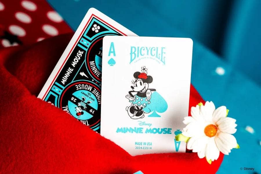 Op tafel uitgespreid deck met iconische Minnie Mouse-kaarten in vrolijke en elegante stijl.