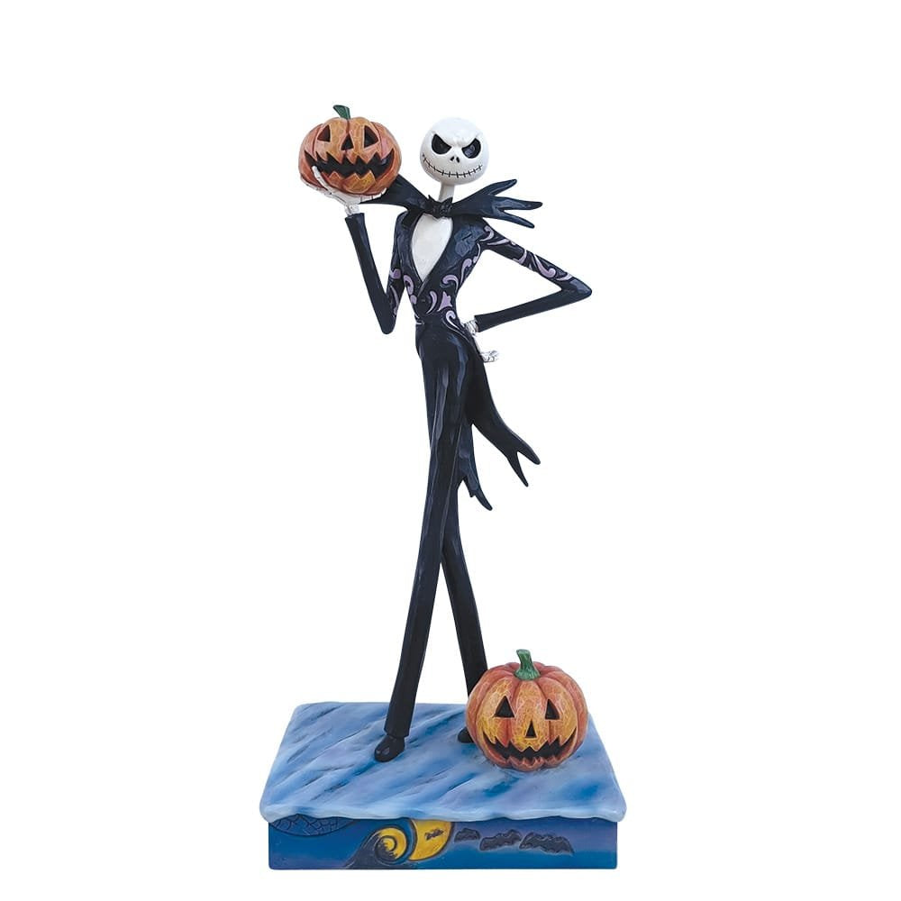 Handbeschilderd Jim Shore beeldje van Jack Skellington in zwart-wit pak met Jack-o’-lantern, uit The Nightmare Before Christmas collectie, perfect voor Halloween- en kerstdecoratie.
