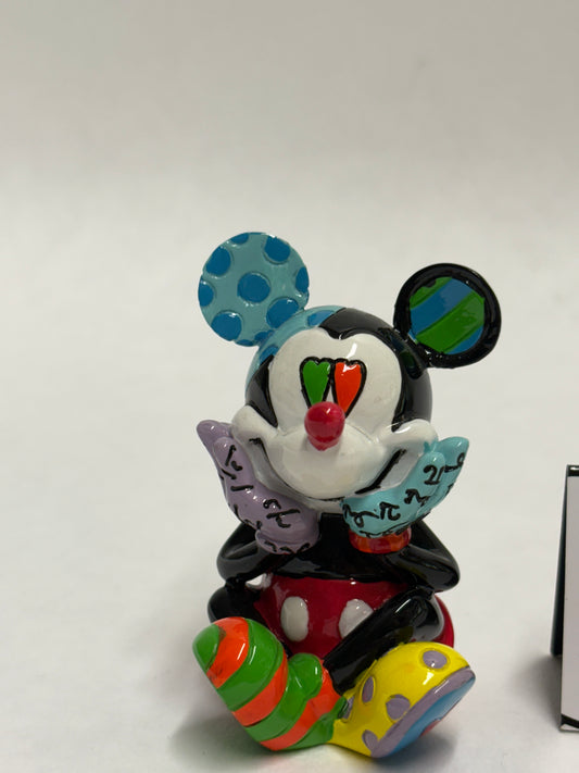 Disney Britto kunstbeeld van Mickey Mouse, vervaardigd uit hoogwaardig resin met levendige kleuren.