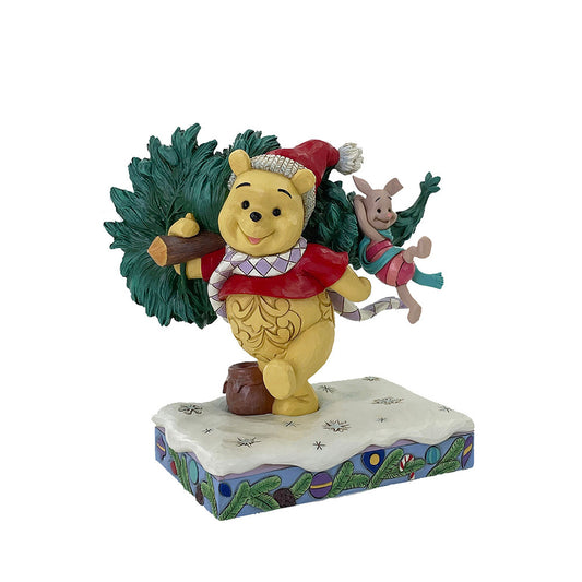 "Hartverwarmend beeldje van Pooh en Knorretje met kerstboom, symbool voor vriendschap en eenvoud, handbeschilderd in warme kleuren."