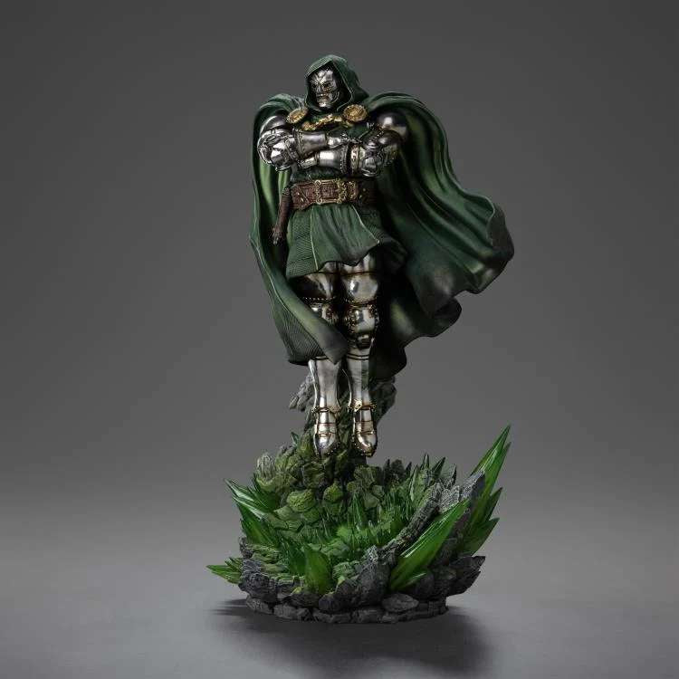 Doctor Doom Art Scale 1/10 statue van Iron Studios, met groene mantel en metalen pantser in krachtige pose.