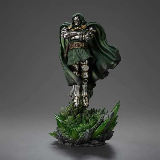 Doctor Doom Art Scale 1/10 statue van Iron Studios, met groene mantel en metalen pantser in krachtige pose.