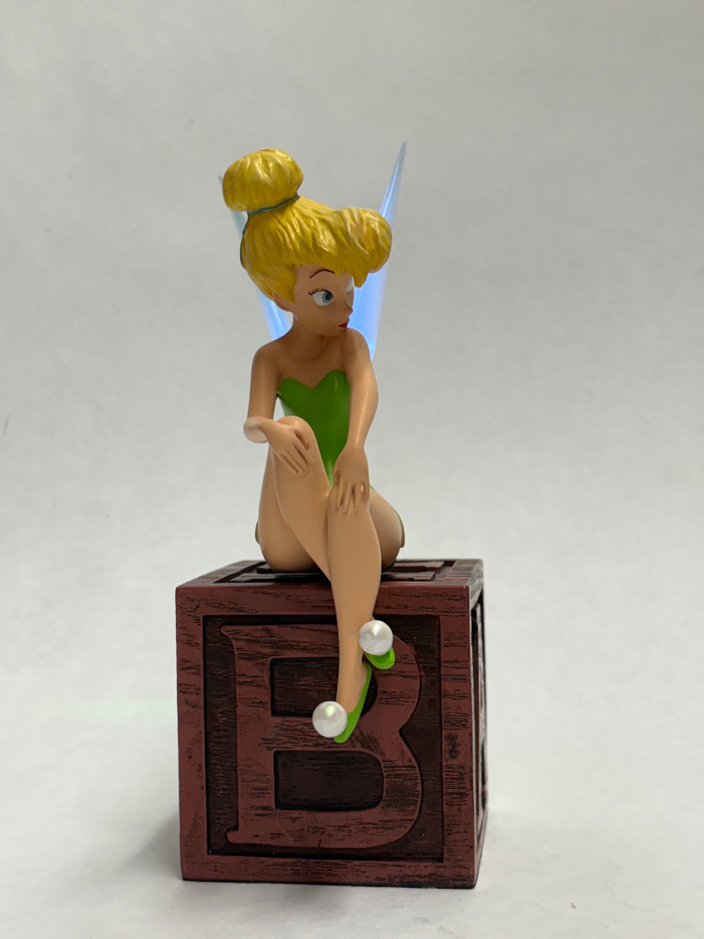 Magische Tinkerbell beeldje met sprankelende accenten en warme gloed, perfect als nachtlampje.