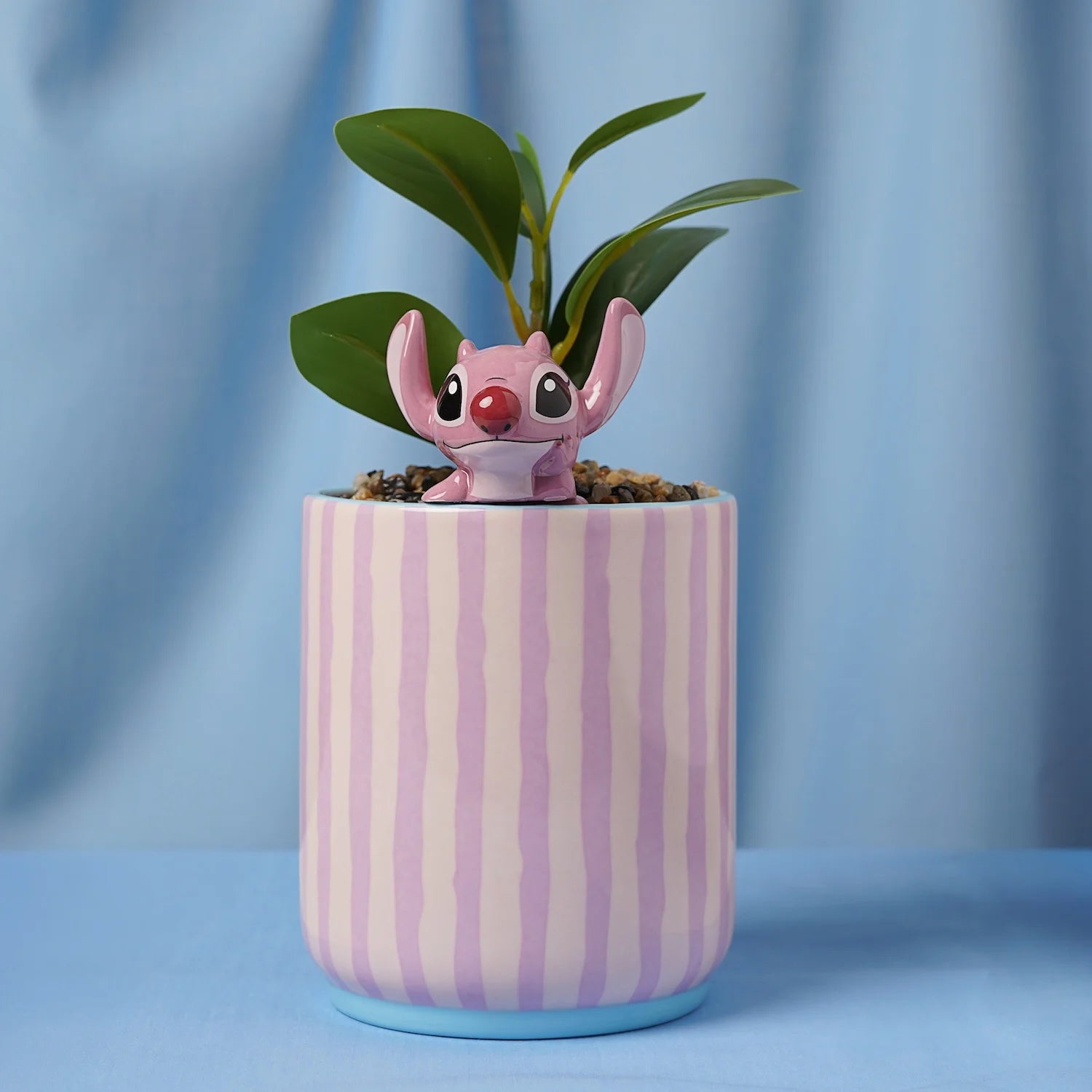 Schattige Disney Angel plantenpot met nep plant, ideaal als vrolijk en onderhoudsvrij cadeau voor Disney-fans of kinderkamers.
