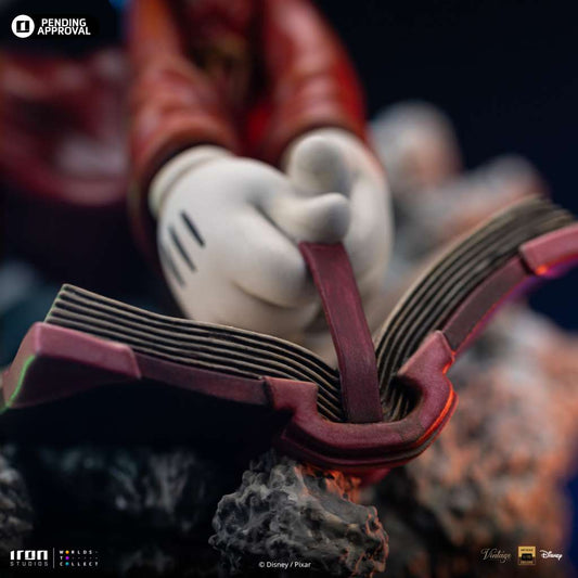 Herbeleef de magie van Disney’s Fantasia met deze gedetailleerde Sorcerer Mickey statue, vol beweging en charme.