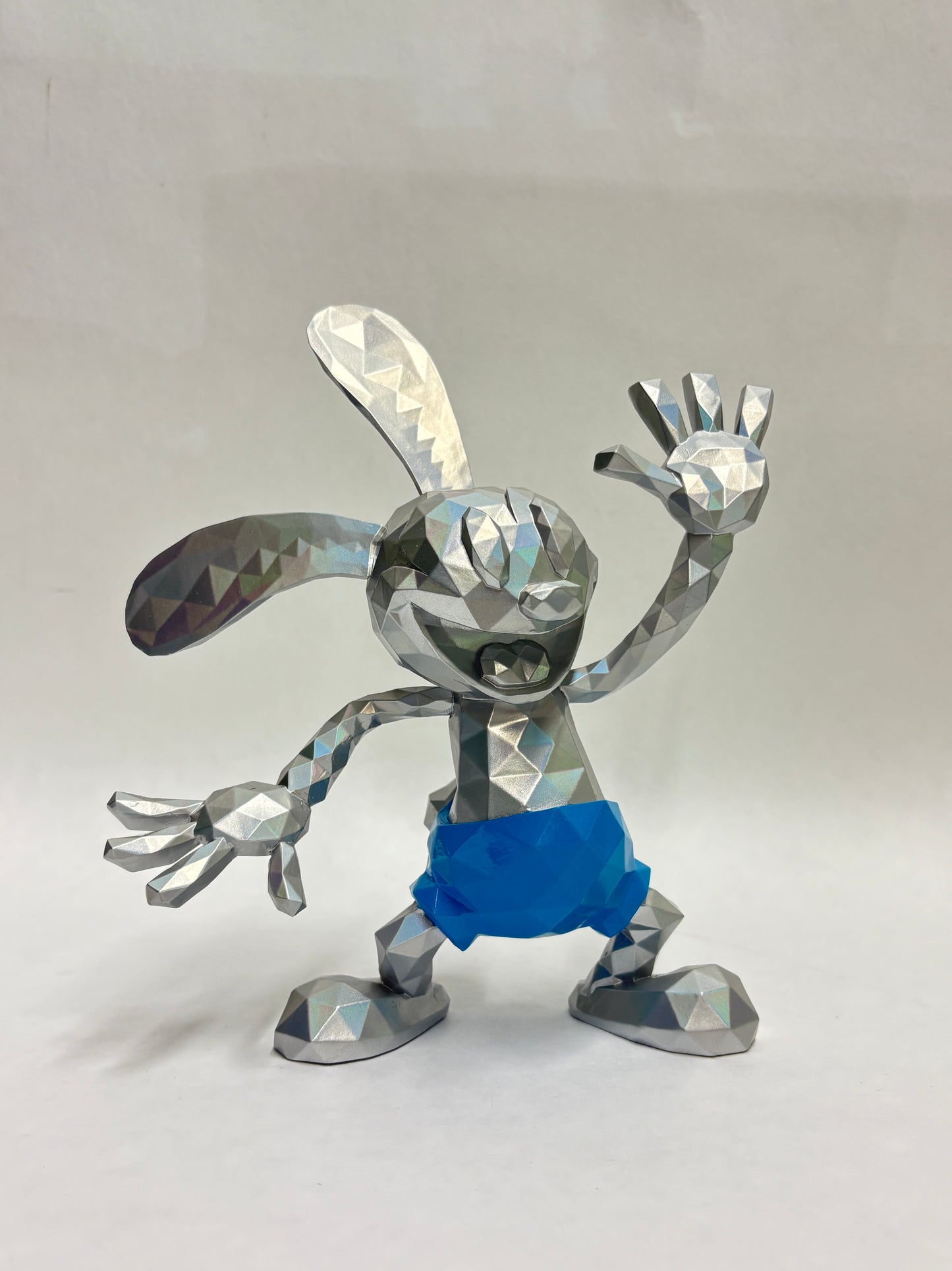 Disney Oswald the Lucky Rabbit Statue met gedetailleerde afwerking en klassieke animatiestijl.