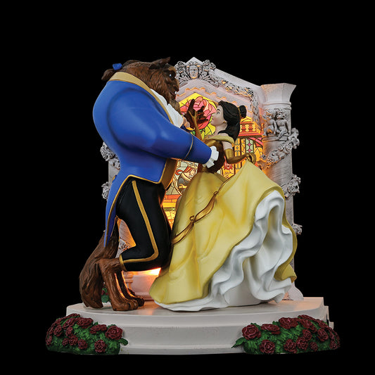 "Disney Showcase Beauty and the Beast figurine met lichtfunctie, toont Belle en het Beest in hun iconische dansmoment, luxe afgewerkt en met warme verlichting."
