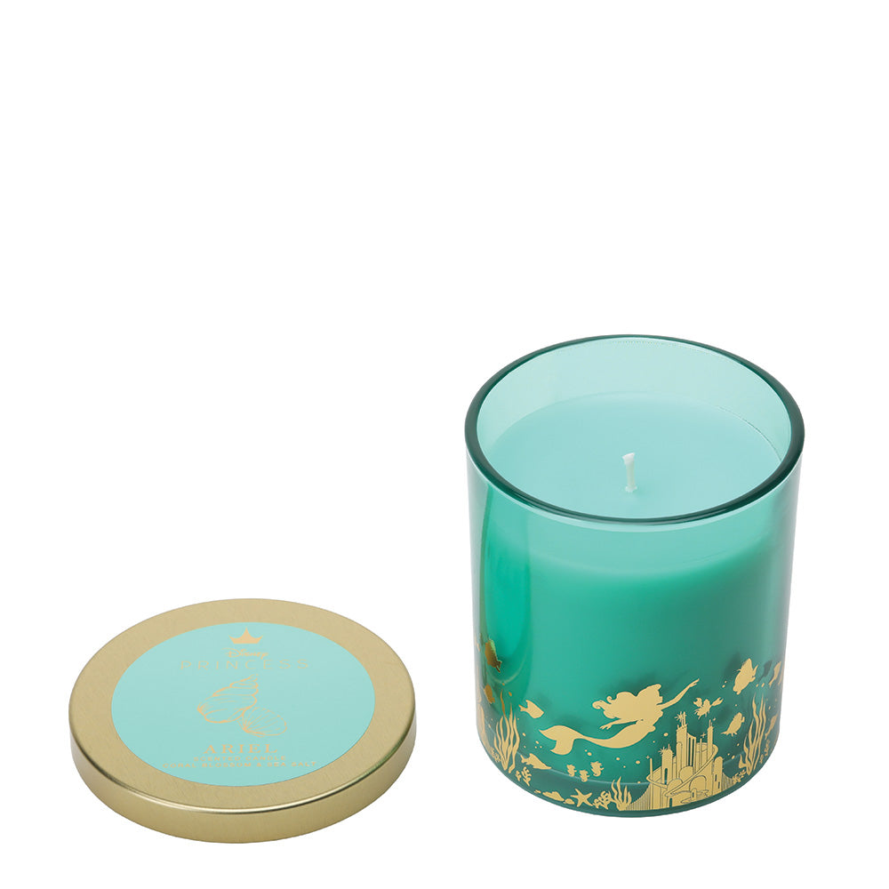 Op zoek naar een bijzonder cadeau? De Disney Home Ariel Coral Blossom Sea Salt geurkaars is perfect voor elke Disney-liefhebber. Met haar frisse Sea Salt geur en stijlvolle uitstraling creëert deze kaars een ontspannen ambiance en brengt zij de magie van Ariel tot leven in elk interieur.