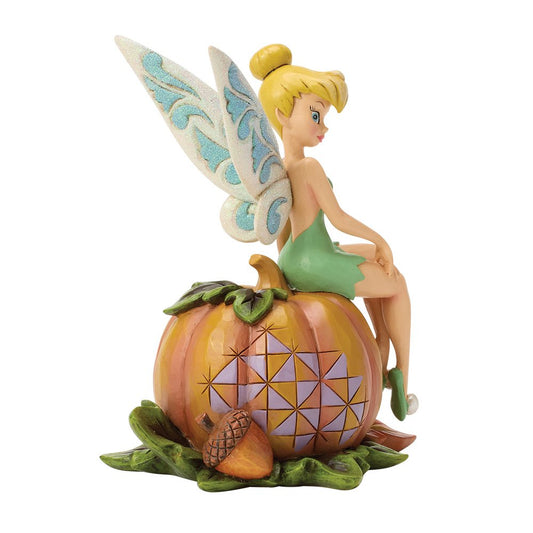 Dit schattige Disney Traditions Pumpkin Patch Pixie – Tinkerbell on Pumpkin beeldje combineert Disney-magie met hoogwaardige folkloristische details. Ontworpen door Jim Shore, is het perfect als cadeau of als opvallend verzamelstuk voor fans van Tinkerbell en Disney.