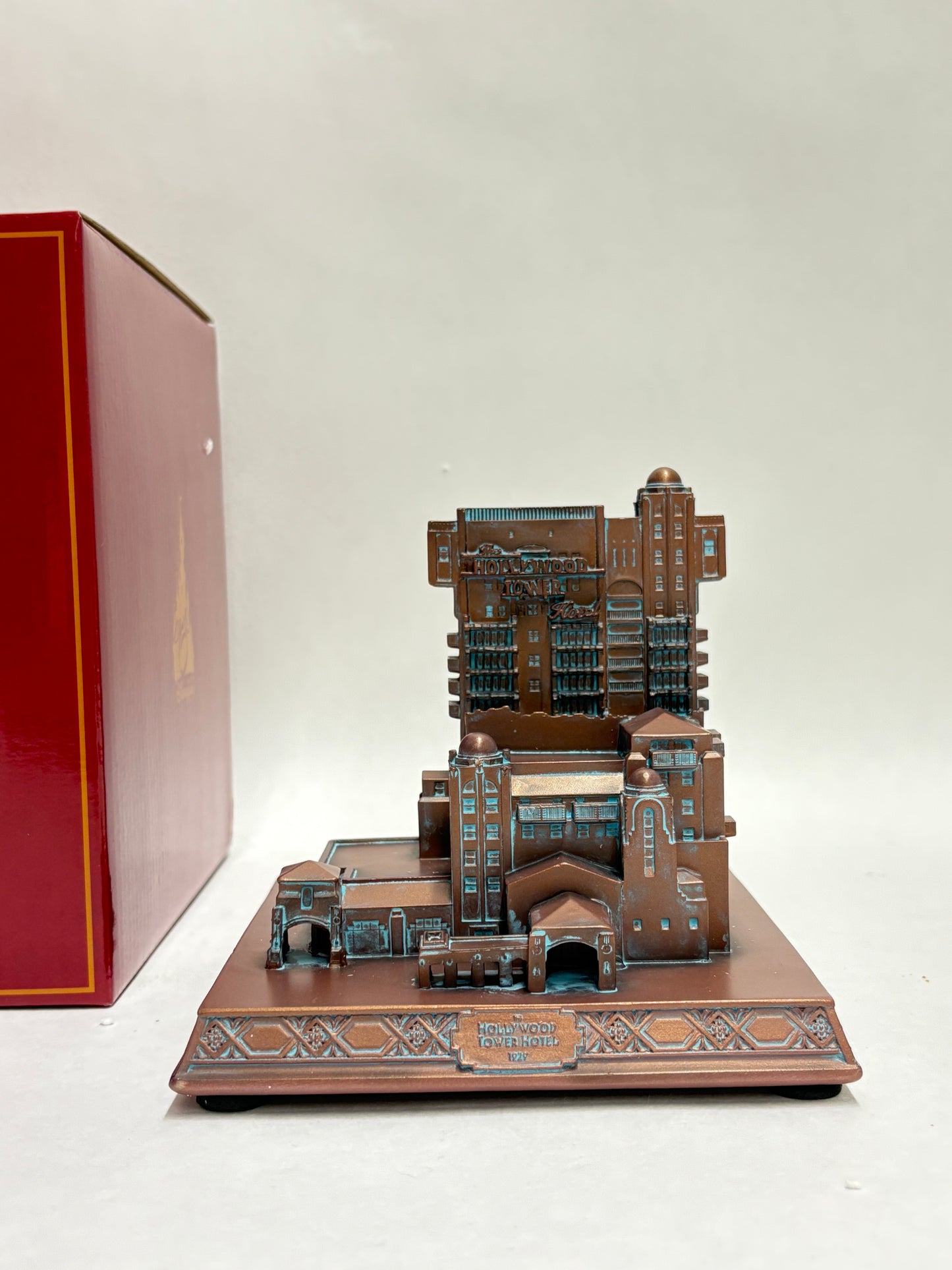 "Replica van de iconische Tower of Terror façade – mysterieus en sfeervol souvenir voor thuis."