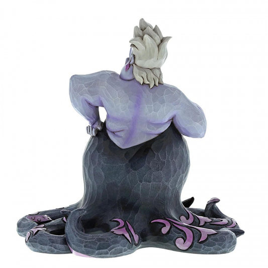 "Ursula with Scene Disney Traditions sculptuur: Laat je betoveren door dit meeslepende beeld, ontworpen door Jim Shore, dat Ursula's onderwaterrijk en duistere charme tot leven brengt, ideaal voor Disney-fans en kunstliefhebbers."