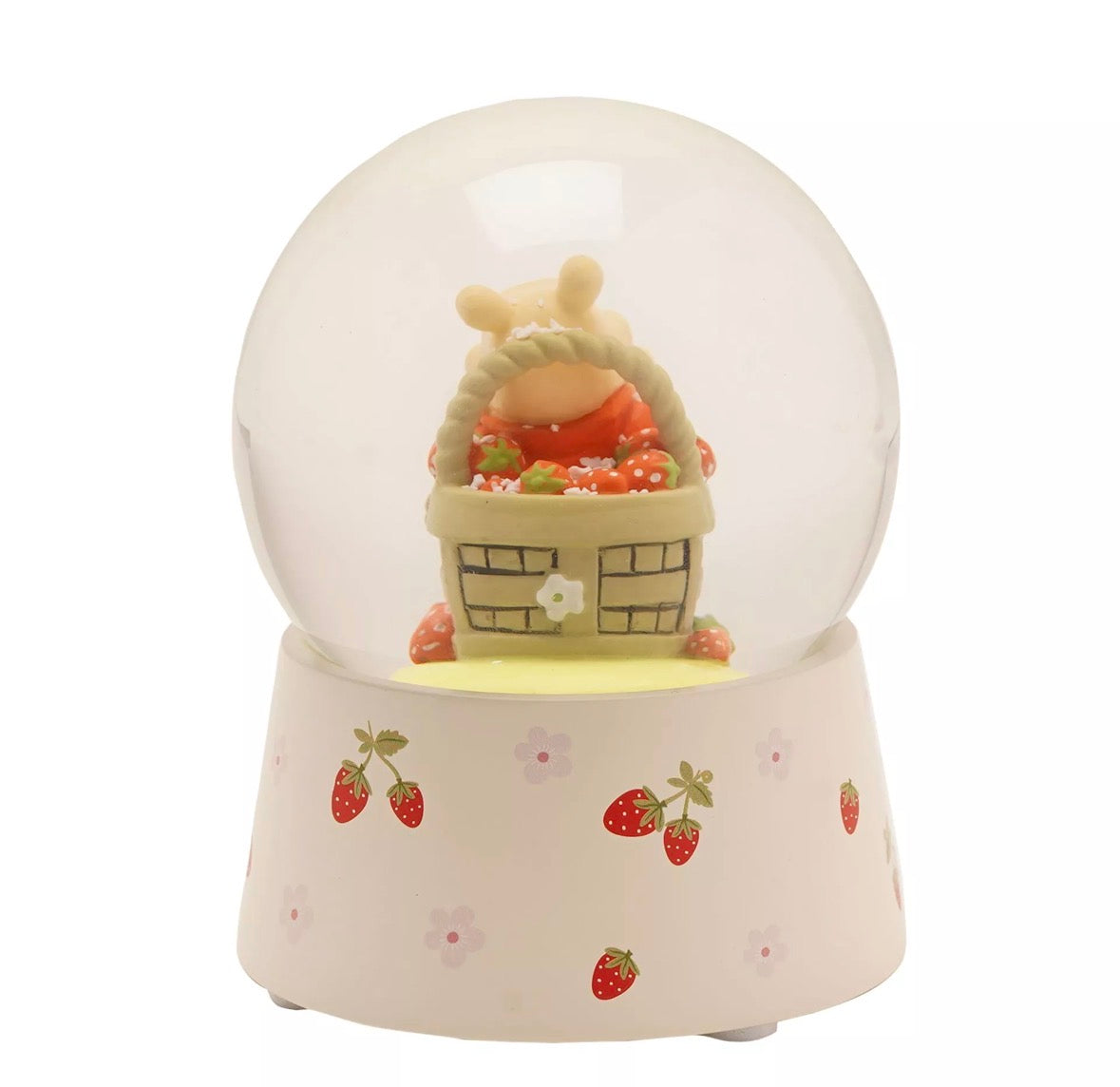 Decoratieve Disney Winnie de Poeh sneeuwbol met aardbeitjes – nostalgisch en vrolijk interieuraccessoire