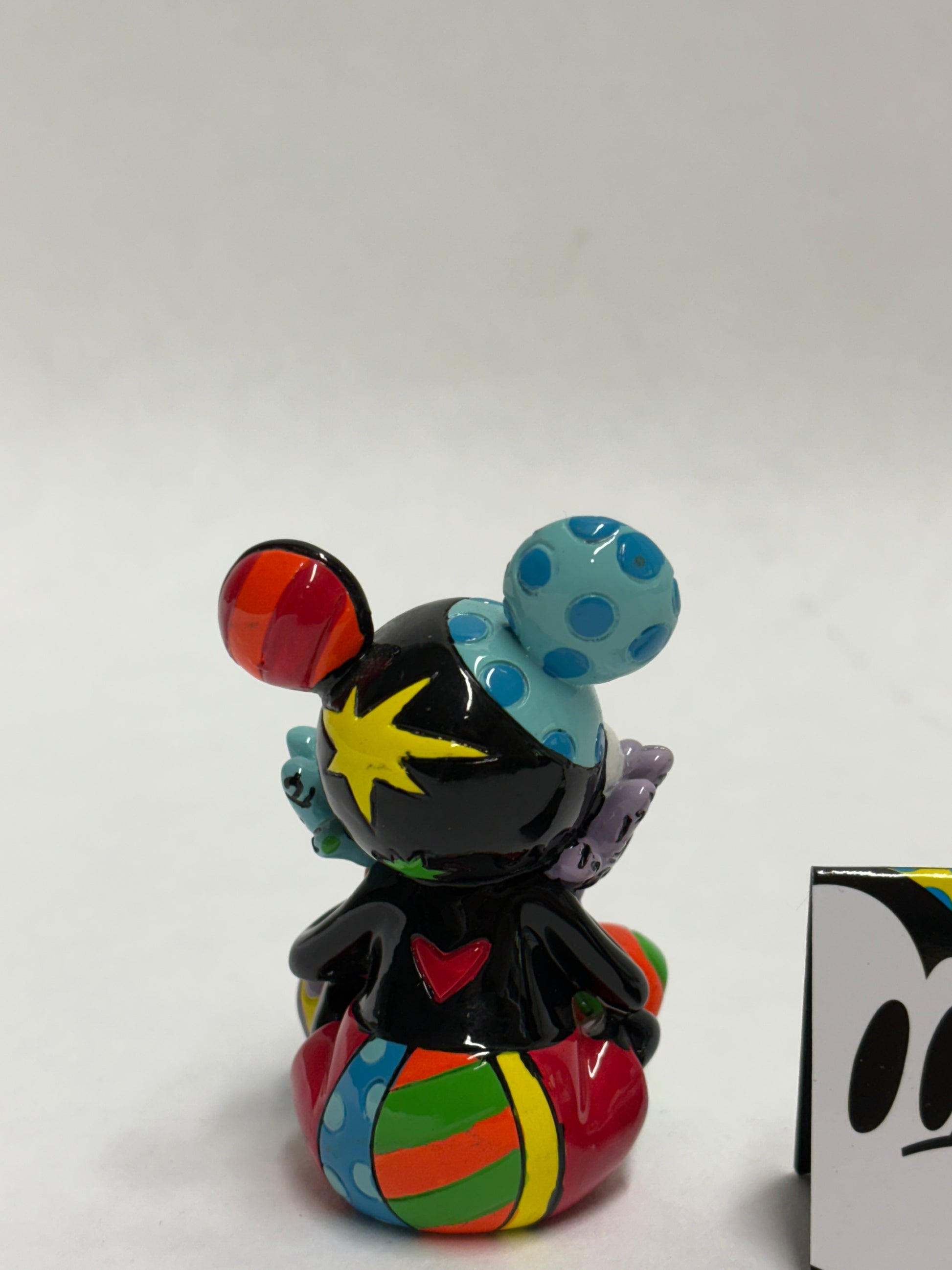 Decoratief en verzamelbaar Disney beeldje van Mickey Mouse, ontworpen door Romero Britto.