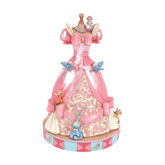 "Disney Traditions figurine van Cinderella’s iconische blauwe baljurk, handbeschilderd in folk-art stijl door Jim Shore."