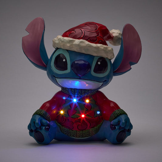 Vier de feestdagen met Stitch in een vrolijke kersttrui! Dit Disney Traditions LED-beeldje verspreidt een warme, feestelijke gloed en is een charmante aanvulling op elke Disney-collectie.