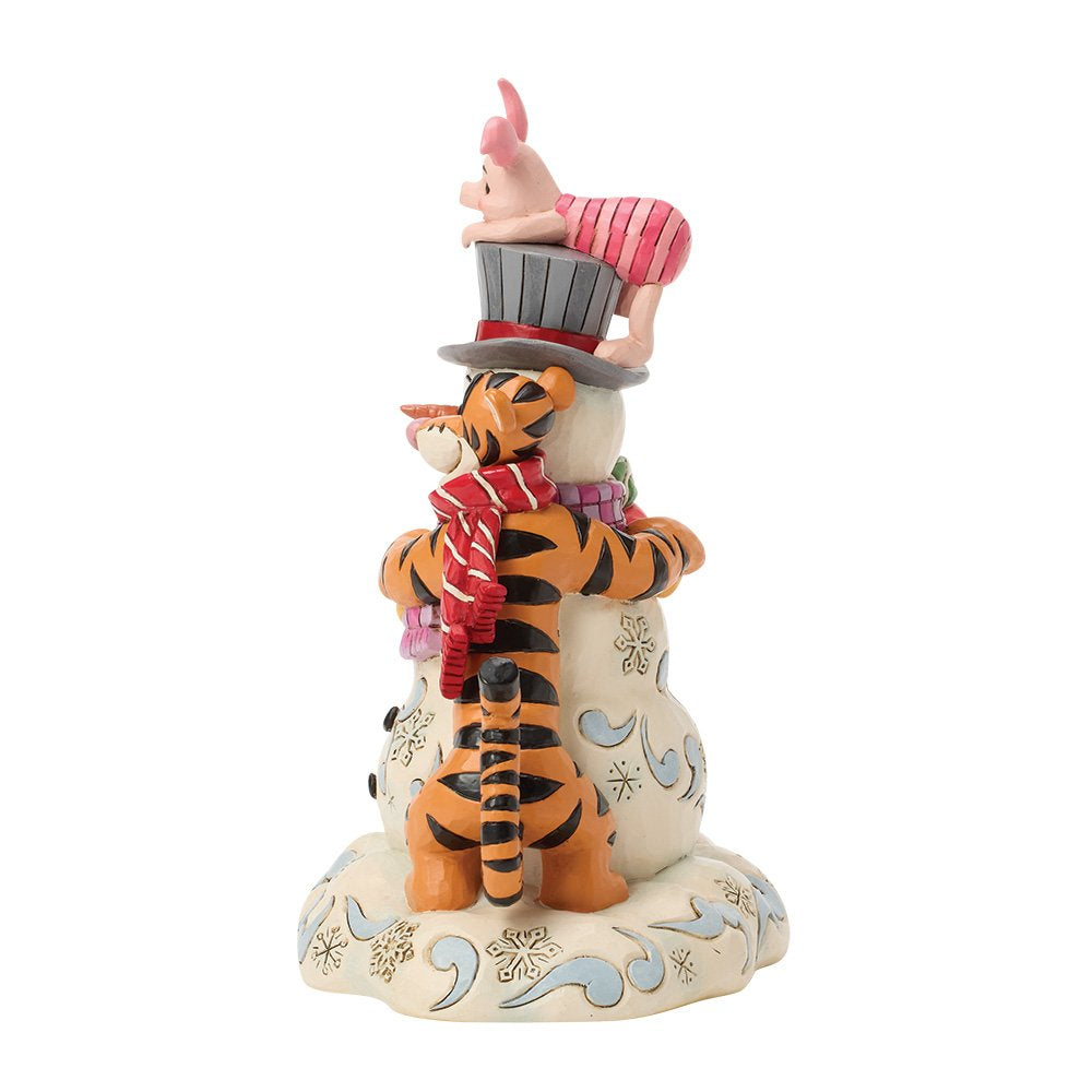 Geef een magisch Disney-kerstcadeau met het A Chilly Creation ‘Pooh and Friends Hugging Snowman’ beeldje. Ideaal voor verzamelaars en fans van Winnie de Pooh en feestelijke decoratie.