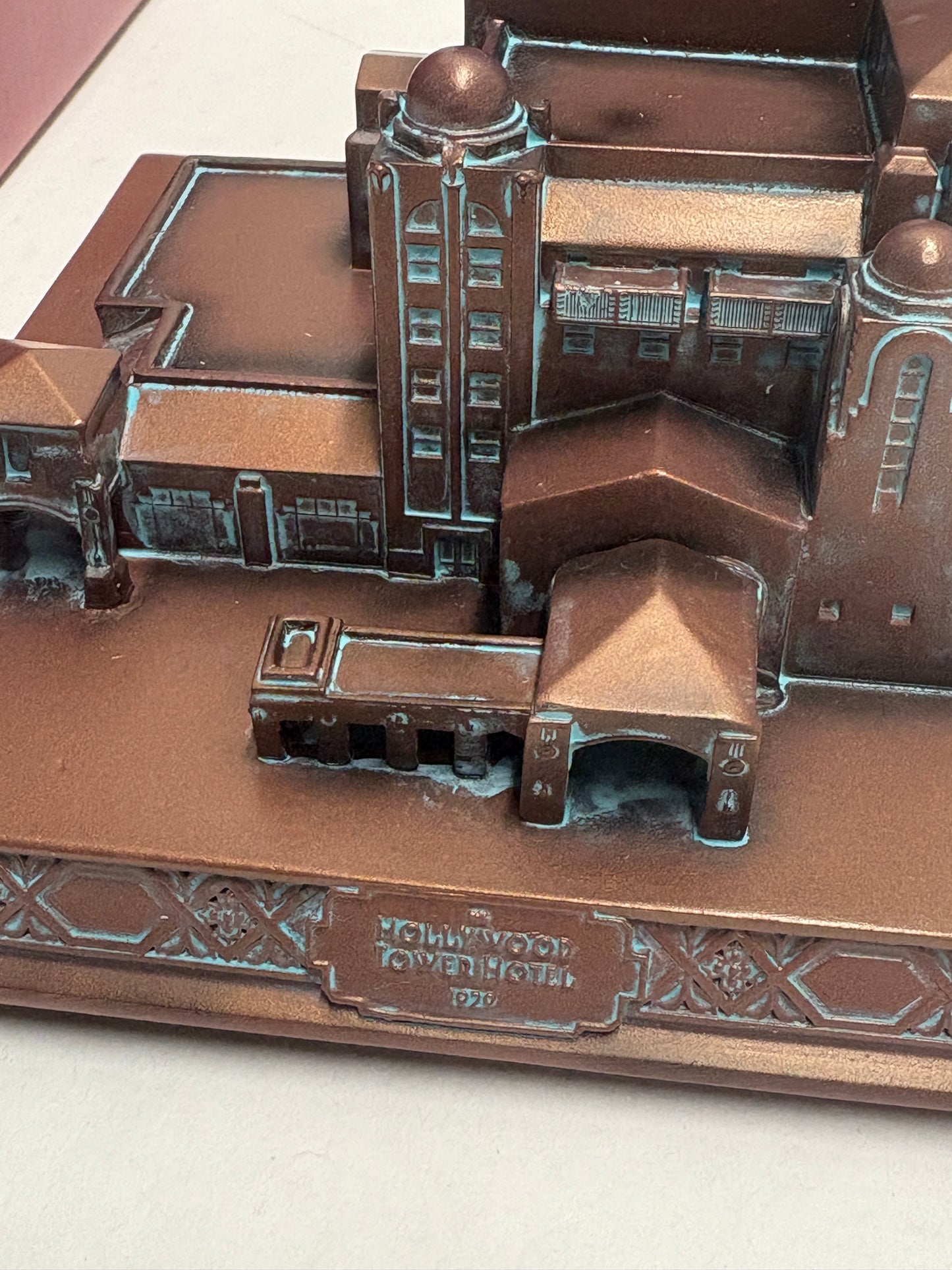 "Disneyland Parijs Hollywood Tower of Terror miniatuur – een uniek displaystuk boordevol nostalgie en stijl."