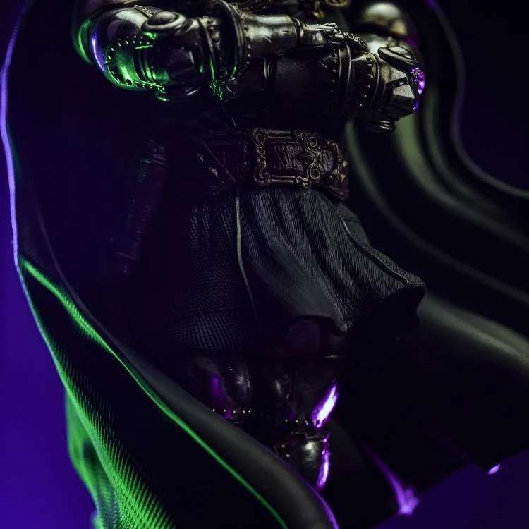 Volledig beeld van de Doctor Doom statue op een thematische base, geïnspireerd door de klassieke Marvel comics.
