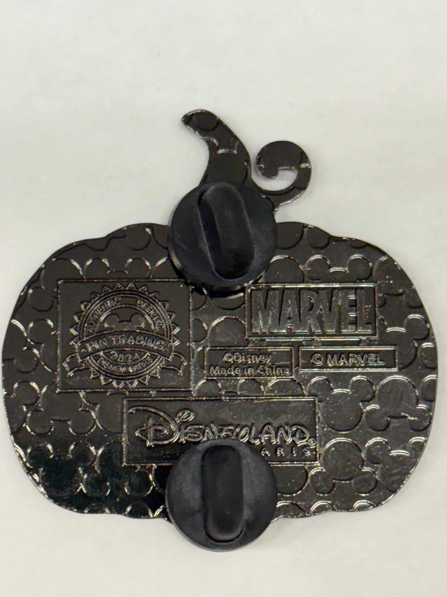 Zeldzame Spider-Man Pumpkin Pin met gedetailleerd ontwerp, exclusief verkrijgbaar tijdens Halloween in Disneyland Parijs.