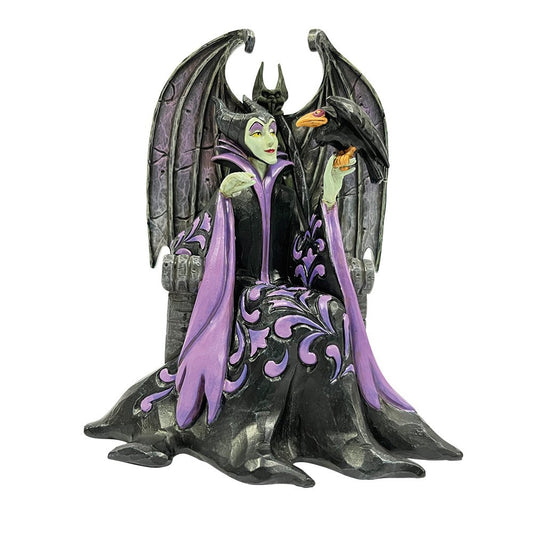 Handbeschilderd beeldje van Maleficent uit Disney Traditions, met iconische hoorns, lange zwarte mantel en sierlijke folk art-details in Jim Shore-stijl – een stijlvol en duister verzamelobject.