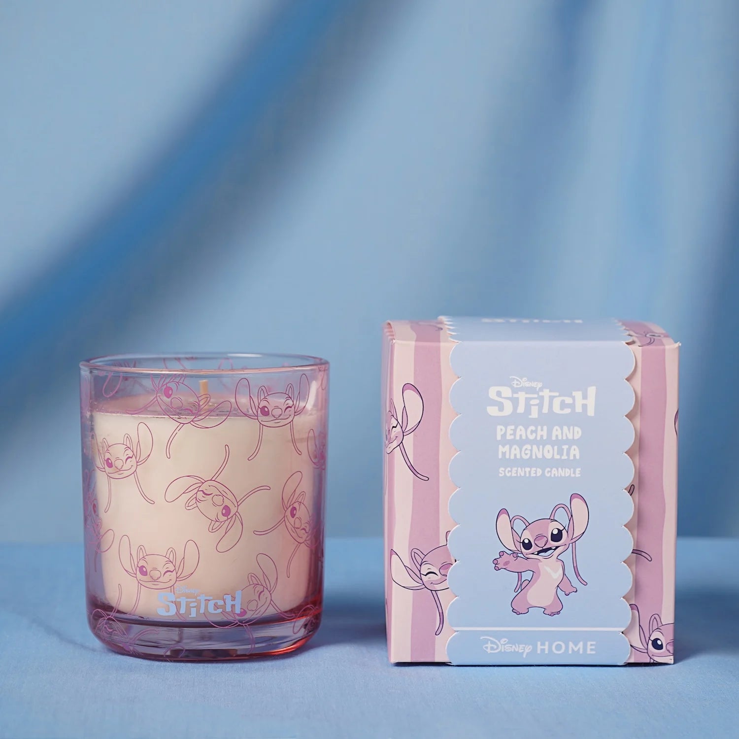 Disney Angel geurkaars ‘Peach & Magnolia Parfum’ in stijlvolle verpakking, met een zachte perzik- en magnoliageur die een warme, verfijnde en magische sfeer creëert, perfect als decoratie of cadeau voor Disney-liefhebbers.