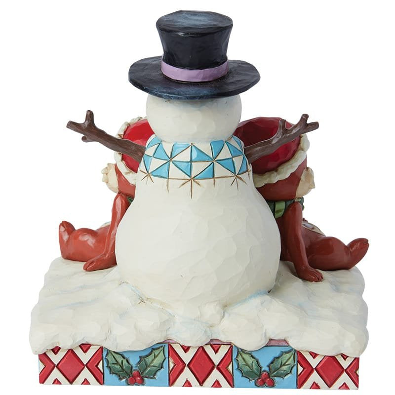 Close-up van het Disney Traditions Knabbel en Babbel Snowman kerstbeeldje, met kleurrijke winterkleding en een lachende sneeuwpop, ontworpen door Jim Shore.