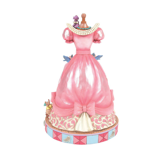 "Elegante resin beeld van Assepoester’s jurk met verfijnde patronen en sprankelende accenten uit de Disney Traditions collectie."