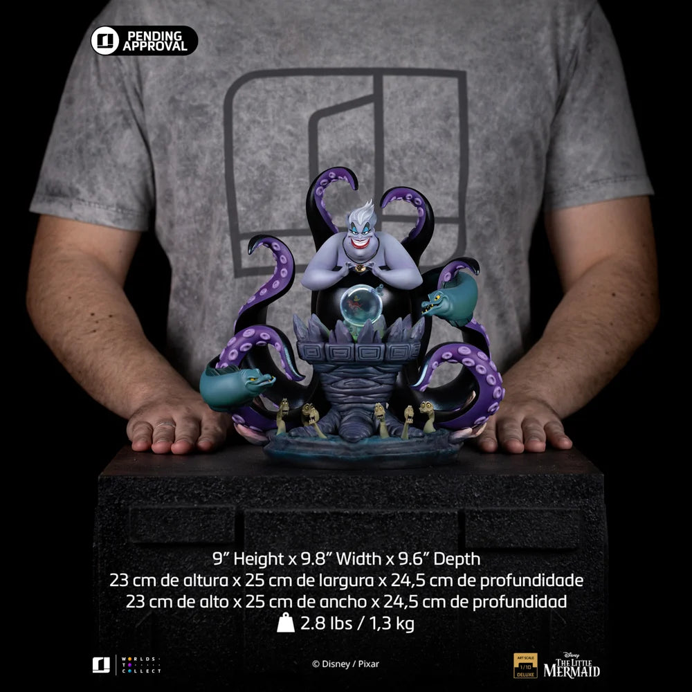 Op zoek naar een indrukwekkend cadeau voor een echte Disney-liefhebber? De Ursula Deluxe Statue combineert kunst, nostalgie en villainous flair in één onvergetelijk verzamelstuk.