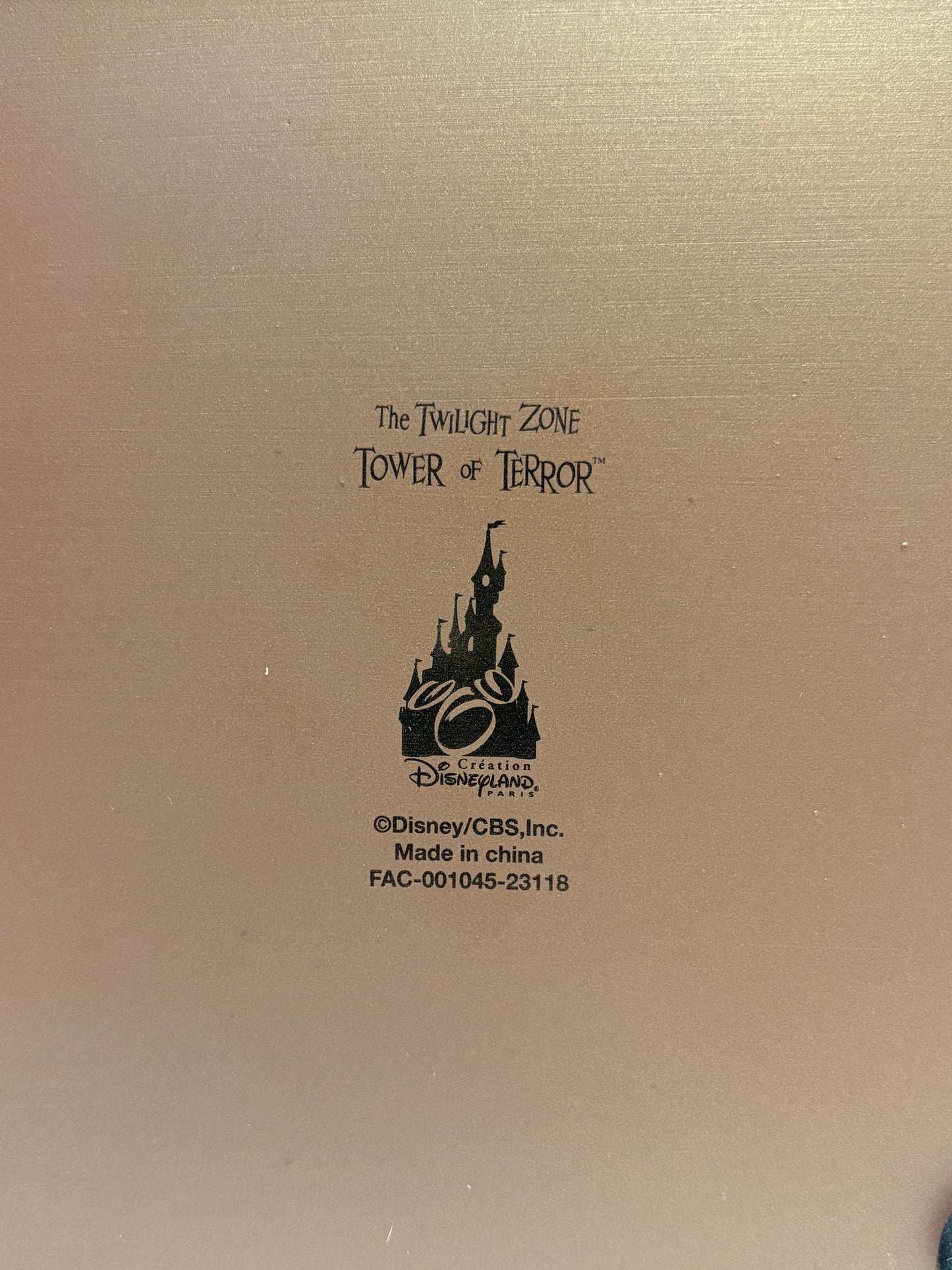 "Authentiek Disney-souvenir: Tower of Terror beeld met gotische details, ideaal als cadeau of verzamelobject."
