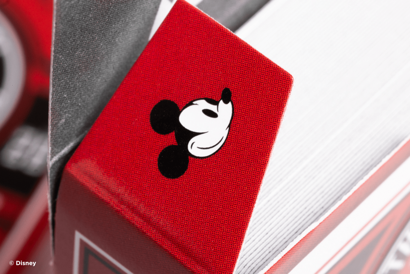 Duurzame Mickey Mouse speelkaarten met klassieke designs, geschikt voor spelplezier en verzamelen, gemaakt in de VS.