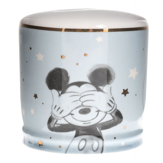 Begin met sparen voor de kleine in stijl met de Mickey Mouse blauwe porseleinen spaarpot uit de Disney Baby collectie. Een vrolijk en tijdloos ontwerp voor elke kinderkamer. Ideaal cadeau voor ouders die willen sparen in de magische wereld van Disney. Hoogwaardig porselein met het geliefde Mickey Mouse-icoon.
