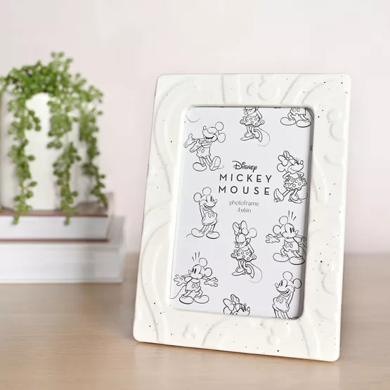 Het Disney Mickey Shapes Embossed Photo Frame is ontworpen met reliëf van Mickey's iconische vormen, waardoor het niet alleen functioneel is maar ook een opvallend decoratief accent vormt voor elk interieur.