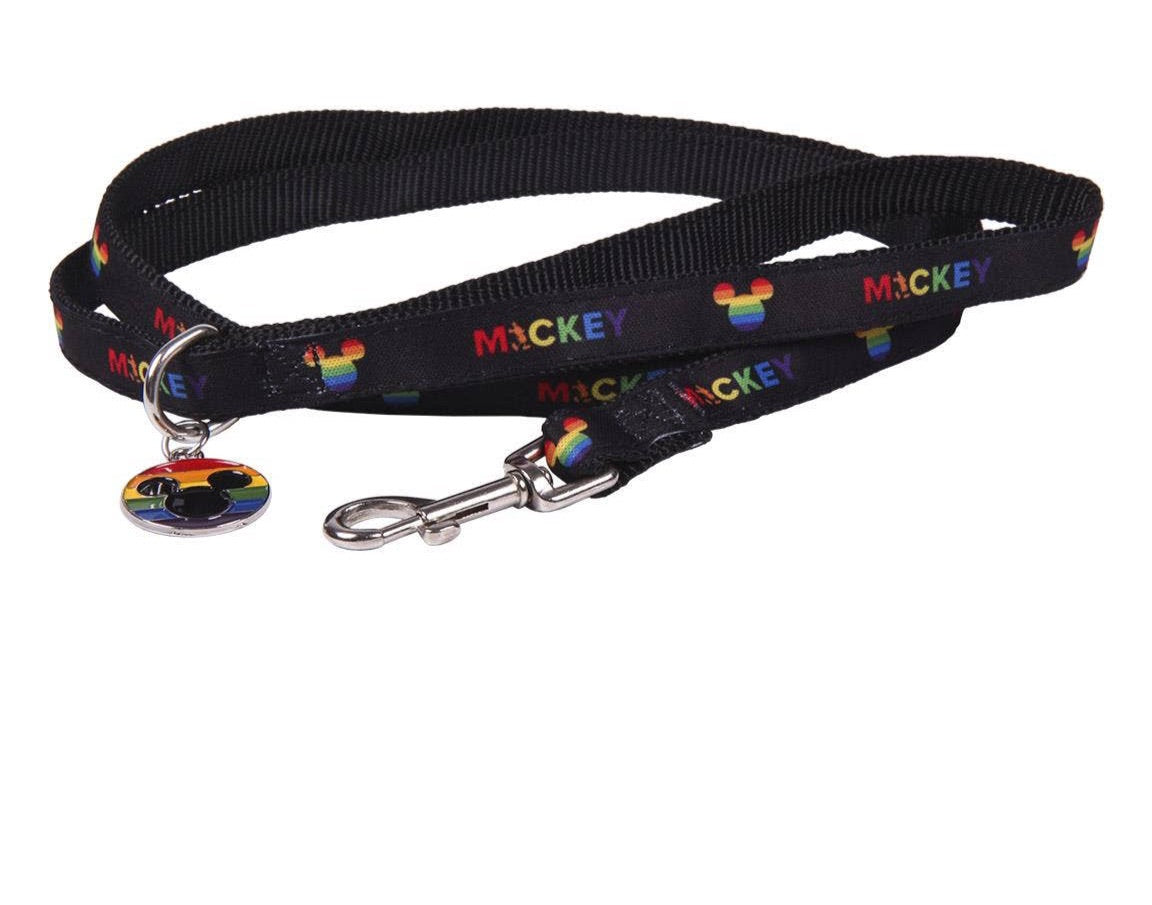 Afbeelding van een hondenriem met het Mickey Mouse-ontwerp in regenboogkleuren, geschikt voor verschillende hondenrassen en maten.