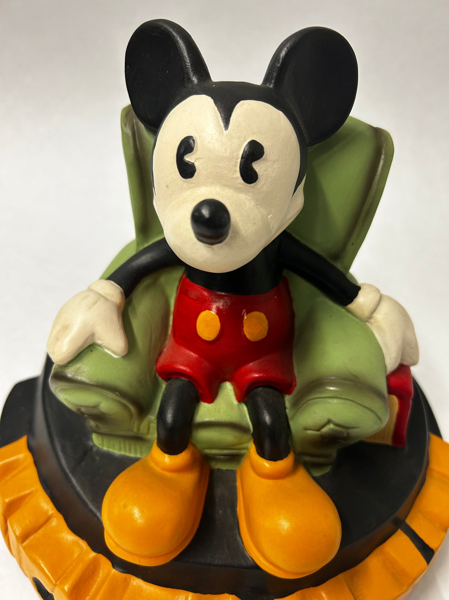 Vintage Mickey Mouse op stoel - Started With The Mouse