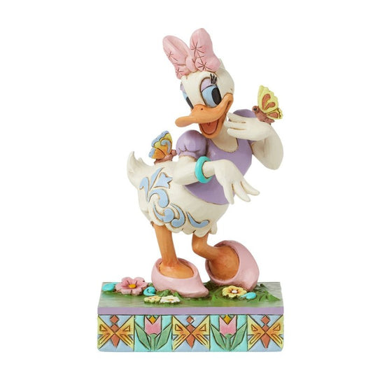 Schattig handgemaakt en beschilderd beeldje van Katrien Duck uit de Disney Traditions-collectie van Jim Shore, met een vrolijke lentestijl en verpakt in een stijlvolle geschenkdoos – perfect voor Disney-fans en verzamelaars.