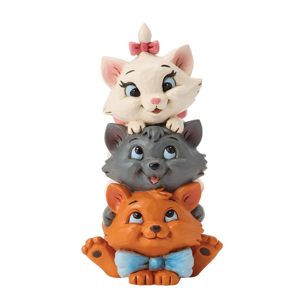 Enesco Jim Shore-beeldje van de Aristocats-kittens Toulouse, Berlioz en Marie speels op elkaar gestapeld met vrolijke gezichten, uitgevoerd in Jim Shore’s kenmerkende stijl.